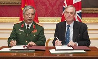 越英签订国防合作协议备忘录